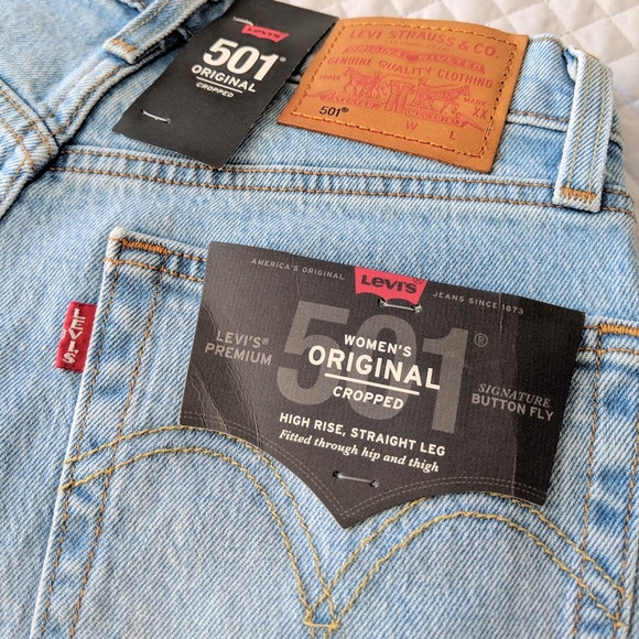 Levi's 501 Light Wash Crop Jeans Logo Tape - Picture 5 of 7